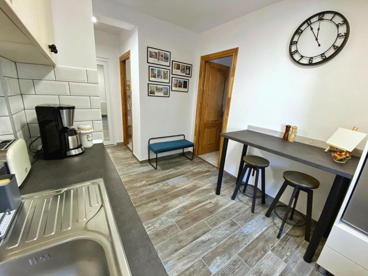 Highland Home - Cozy Apartments Near City Center Oradea Buitenkant foto