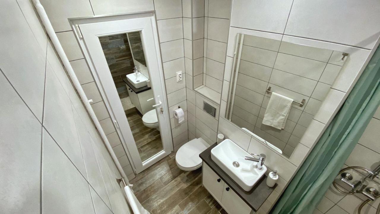 Highland Home - Cozy Apartments Near City Center Oradea Buitenkant foto