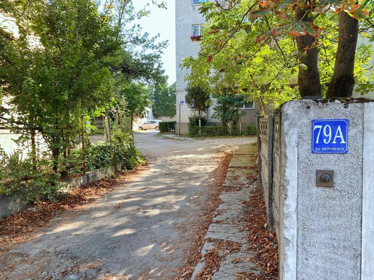 Highland Home - Cozy Apartments Near City Center Oradea Buitenkant foto